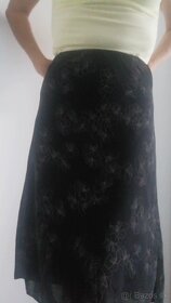Čierna sukňa s potlačou kvetov -veľkosť 38 - 2