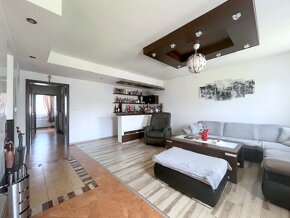 KRÁSNA RODINNÁ VILA S POZEMKOM 930m2 + 2 APARTMÁNY NA PRENÁJ - 2