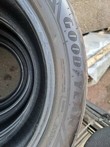 Goodyear 225/55R19 99V - 2