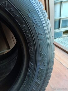 Predám 2x zimné pneumatiky Falken215/70 r15c - 2