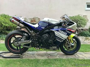 YAMAHA R1 SUPERBIKE - 2