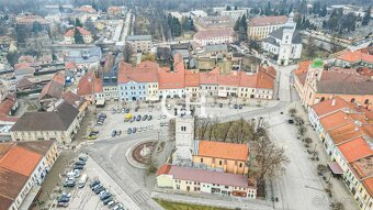 Historická tehlová budova v srdci Rožňavy - Námestie Baníkov - 2