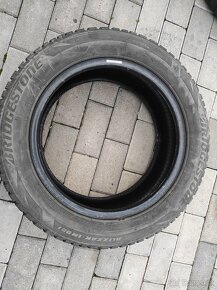 Predám dve zimné pneu Bridgestone 205/55R16 - 2