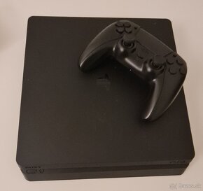 ps4 slim + ovladač - 2