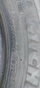 Predám 4 zimné pneumatiky 175/65 R14 82T Michelin - 2