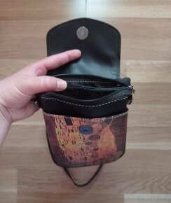 Crossbody taška s potlačou obrazu Bozk od Gustava Klimta - 2