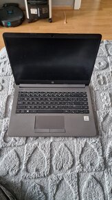 HP 240 G8 - 2