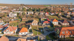 VYMEŇ SUSEDA - VÝNIMOČNÝ STAVEBNÝ POZEMOK S RODINNÝM DOMOM Š - 2