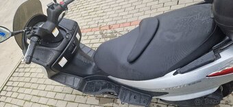 Suzuki Burgman 125i maxi skúter - 2