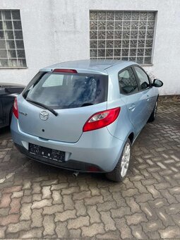 mazda 2 typ DE 1.3i benzin  rok 2011 - 2