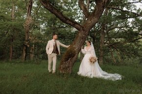 Svadobné šaty s dlhými čipkovanými rukávmi - 2
