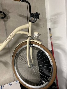 Béžový retro bicykel s košíkom - 2