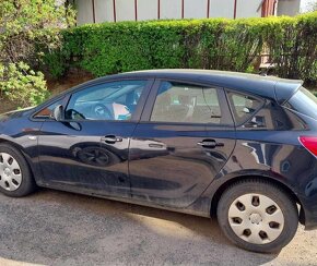 Rozpredám opel astra J 1.4 benzín 74kw 2010 - 2