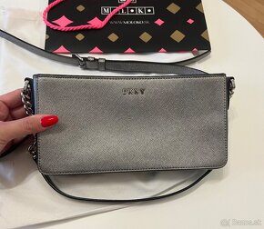 Strieborná crossbody DKNY kabelka - 2