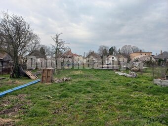 PREDAJ: Stavebný pozemok v centre obce Lehnice. - 2