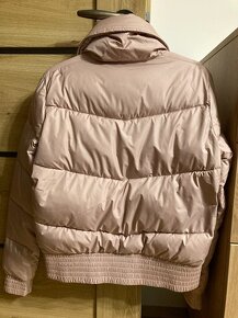 Svetloružová dámska zimná puffer bunda Hollister - 2