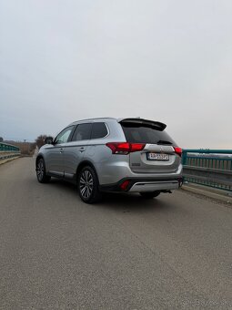 Mitsubishi Outlander - 2