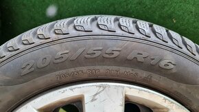 Predám zimné pneumatiky Pirelli na diskoch s puklicami VW - 2