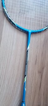 Predám raketu na badminton Yonex - 2