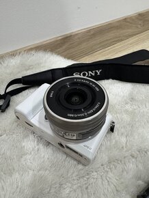 Sony A5100 biely s objektívom - 2