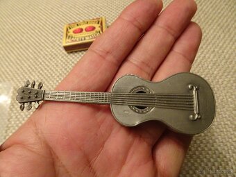 Predám peknú kovovú gitaru mini model - darček pre gitaristu - 2