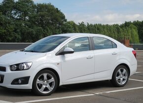 chevrolet aveo 1.2i rok 2012 sedan biela farba - 2