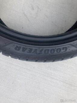 225/45R19 goodyear - 2