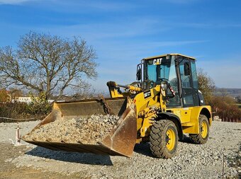 Nakladač Caterpillar 904B tp a špz - 2