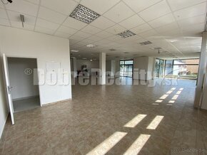 Na prenájom  pekný obchodný priestor o rozlohe 250m2 v Rimav - 2