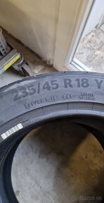 Pneu 235/45R18 - 2