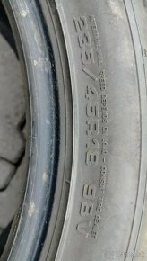 Predám 2 zimné pneumatiky 235/45 R18 98V Dunlop - 2