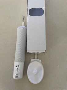 Elektricka zubna kefka Oral B biela - 2