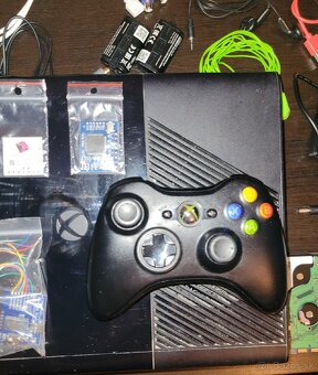 Xbox 360 E 500GB + Hra + adaptéry - 2