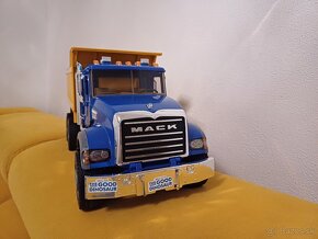 Nákladné auto Mack Bruder - 2