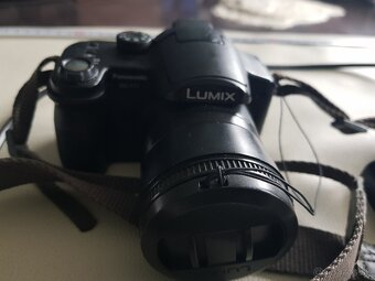 Panasonic LUMIX DMC-FZ7 s príslušenstvom - 2