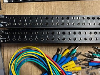 Predám: 2x NEUTRIK NYS-SPP-L1 Patchbay + 30ks Patch káble - 2