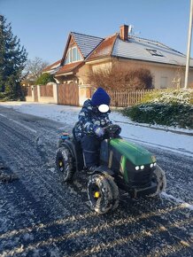 Elektrický farmářský traktor s přívěsem: zelený - 2