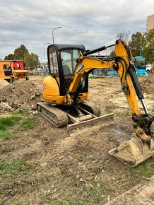 Predávame JCB 8025 - 2