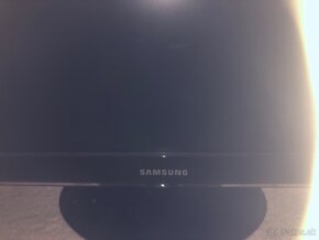 Samsung 32  TV Monitor - 2