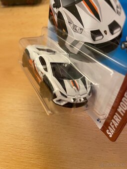 HotWheels Lamborghini Huracan Sterrato White - 2