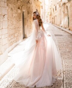 Nové extravagantné svadobné šaty - 2