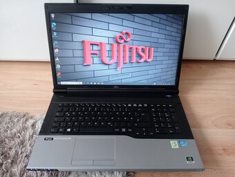 17" Fujitsu Lifebook / Intel core i5 / 256gb ssd / 8gb ram - 2