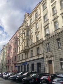 Predáme v atraktívnej lokalite Prahy historický obytný dom - 2