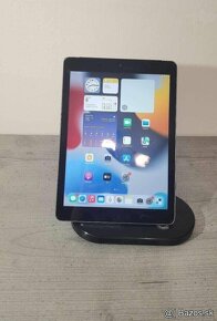 9.7" tablet Apple iPad 5 gen / 128GB Cell prasklinka - 2