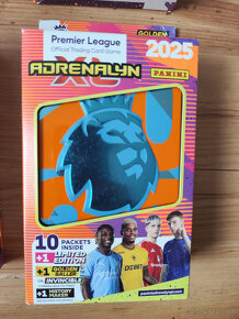 Premier League 2025 Panini Adrenalyn - Plechovky - 2