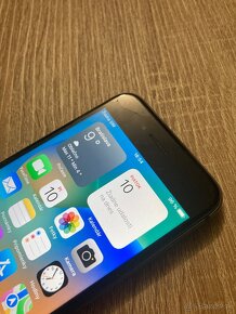 iPhone 8 / 64GB mala puklina nad displejom vľavo - 2