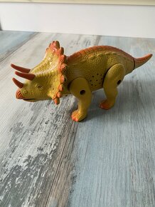 Chodiaci dinosaurus Triceratops - 2