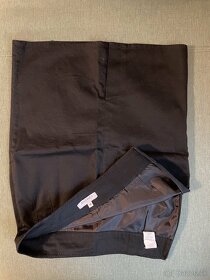 Čierna puzdrová sukňa nad kolená - 2