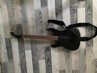 Gitara s rukopisom Kirka Hammetta (Metallica). - 2