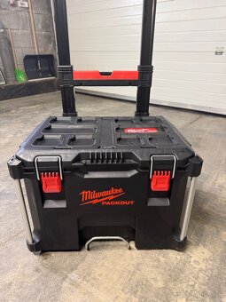 MILWAUKEE PACKOUT™ POJAZDNÝ BOX NA NÁRADIE - 2